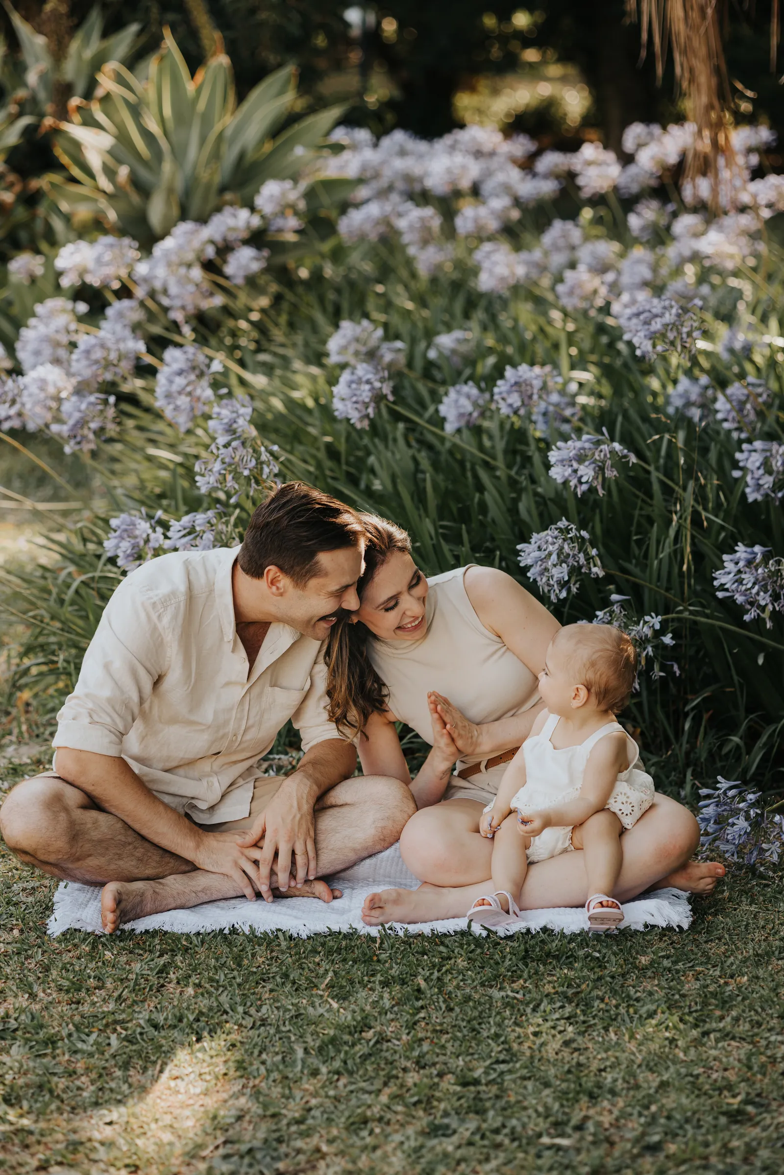 Letícia com o marido Pedro e a filha Laura no jardim