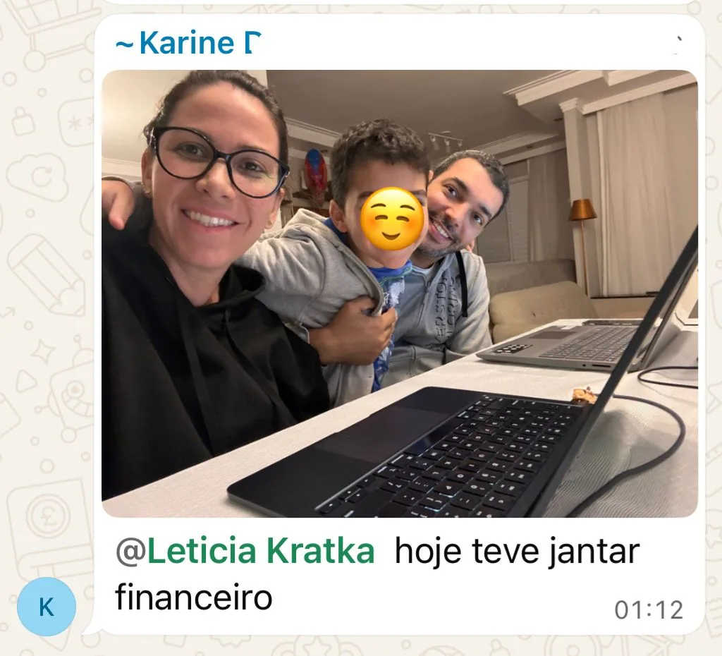 Print de WhatsApp: Karine com o marido e o filho à mesa com notebooks, escrevendo 'hoje teve jantar financeiro'