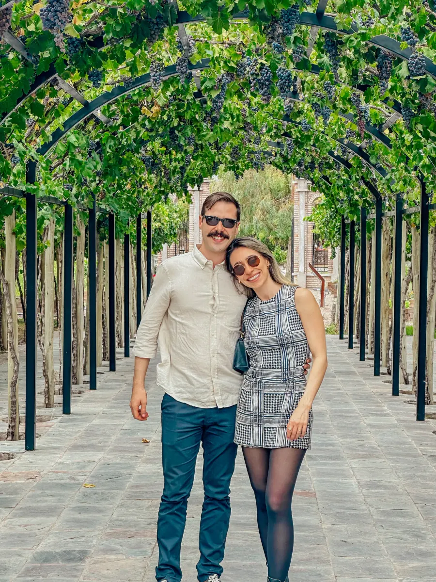 O casal num passeio entre parreiras
