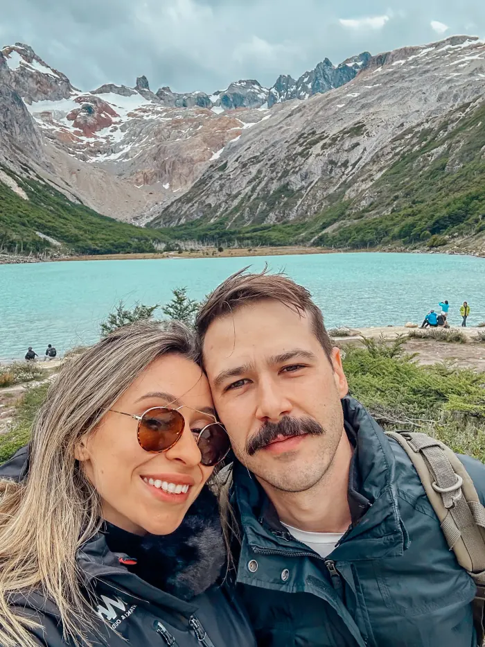 O casal viajando juntos