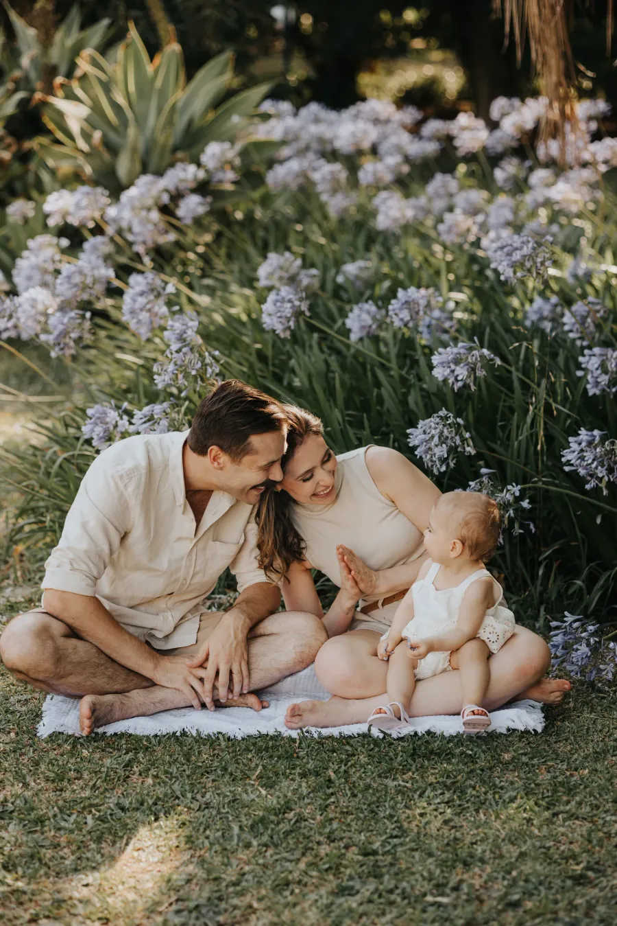 Letícia com o marido Pedro e a filha Laura no jardim